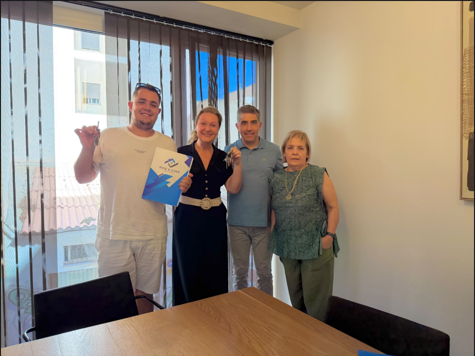 Entrega de llaves con clientes de Ruiz & Cissé